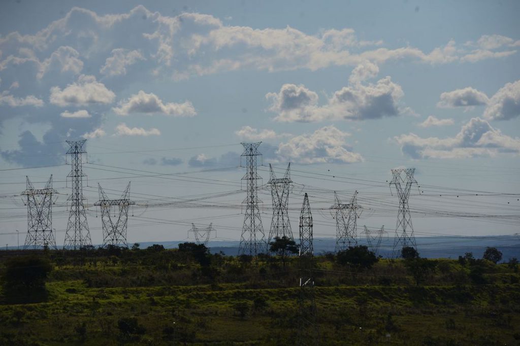 O Ministério de Minas e Energia atrasou o começo do programa de redução voluntária do consumo de energia